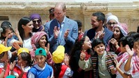 Selain itu, Pangeran William juga menyapa anak-anak pengungsi Suriah yang dibina oleh program UNICEF (Reuters)  
