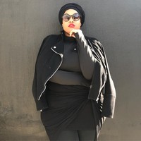 Fashion selalu dikaitkan dengan wanita tinggi dan langsing. Namun, seorang hijabers asal Amerika menentang semua itu. Memiliki badan besar, Leah Vernon buktikan bisa tampil modis. Foto: Instagram Leah V