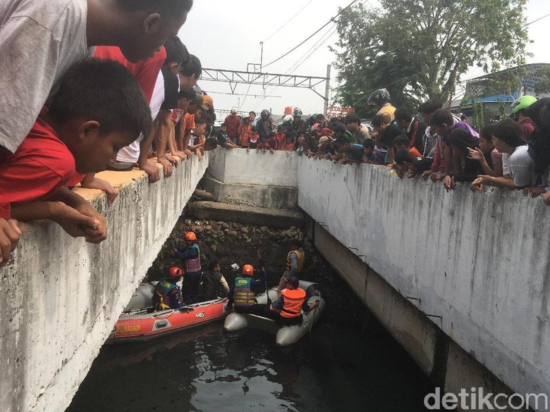 Petugas Tak Gunakan Senapan Bius untuk Tangkap Buaya Kali Grogol Petugas Tak Gunakan Senapan Bius untuk Tangkap Buaya Kali Grogol