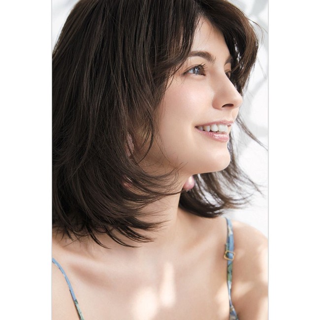 Maggy yang sangat cantik ini bukan hanya piawai berpose di depan kamera. Dia pun pernah merilis singles berjudul Niji no Mukou e pada 2011. Foto: Dok. Instagram, Facebook