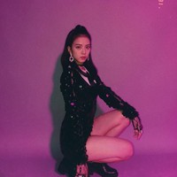 Jisoo merupakan personel yang penampilannya paling menarik perhatian tanpa harus terlalu berusaha. Penyanyi 23 tahun ini memiliki aura girl next door yang manis. Oleh karena itu tim stylist selalu memilihkan busana untuk menonjolkan karakternya yang lembut, manis dan girlie. Foto: Instagram