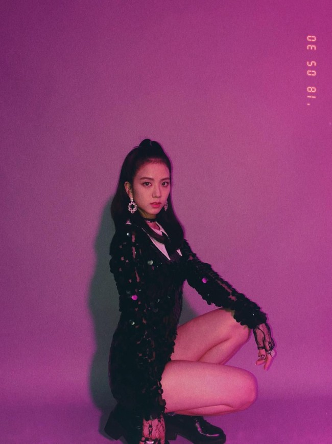 Jisoo merupakan personel yang penampilannya paling menarik perhatian tanpa harus terlalu berusaha. Penyanyi 23 tahun ini memiliki aura girl next door yang manis. Oleh karena itu tim stylist selalu memilihkan busana untuk menonjolkan karakternya yang lembut, manis dan girlie. Foto: Instagram