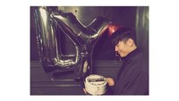 Memberi emote cake pada keterangan foto, inilah momen bahagia Lee saat merayakan ulang tahun. Ada balon silver inisial namanya dan cake putih di tangan. Foto: Instagram young_lee2