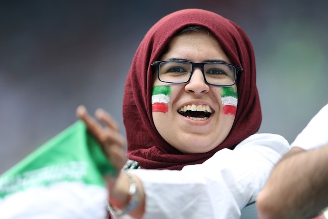 Mereka memakai hijab bernuansa merah, hijau, atau putih sesuai dengan warna bendera mereka. Kebanyakan hijabers Iran memakai pashmina panjang. Mereka pun menggambar bendera di pipi, layaknya supporter bola pada umumnya. Foto: Getty Images