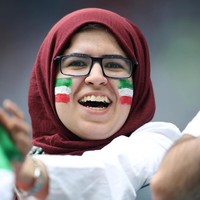 Mereka memakai hijab bernuansa merah, hijau, atau putih sesuai dengan warna bendera mereka. Kebanyakan hijabers Iran memakai pashmina panjang. Mereka pun menggambar bendera di pipi, layaknya supporter bola pada umumnya. Foto: Getty Images