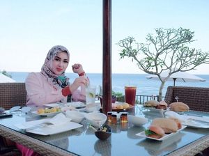 Sering Bergaya Mewah, Tiara Dewi Tak Jaim Makan Bakso Tulang Sumsum