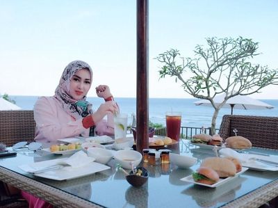 Sering Bergaya Mewah, Tiara Dewi Tak Jaim Makan Bakso Tulang Sumsum
