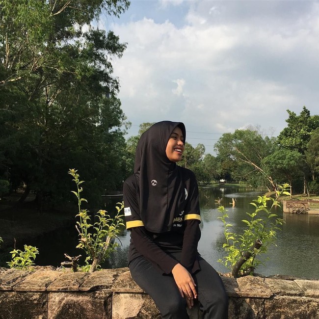 Nisa terlihat suka sekali memakai pashmina atau shawl panjang berbahan sifon. Sesekali ia pun tampil mengenakan hijab instan untuk olahraga. Foto: Instagram/Qhouirunnisa