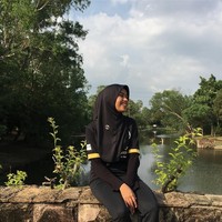 Nisa terlihat suka sekali memakai pashmina atau shawl panjang berbahan sifon. Sesekali ia pun tampil mengenakan hijab instan untuk olahraga. Foto: Instagram/Qhouirunnisa