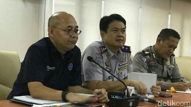 Kepala BPTJ Bambang Prihartono (kiri) 