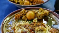 Gimana kalau sarapan soto enak di sini? Tempatnya ada di depan pasar pas pintu masuk Selatan. Semangkuk soto ini dibandrol dengan harga 10 ribu rupiah. Buka dari jam 7 pagi hingga habis. Enak banget! Foto: Instagram @jogjabikinlaper