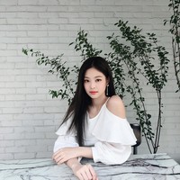 Orang Korea kini mengagumi selebriti pria dan wanita dengan bahu tegak lurus 90 derajat. Artinya, seseorang memiliki bentuk tubuh bagian atas, terutama bahu, yang sempurna sehingga mereka selalu terlihat stylish memakai baju apapun bahkan yang simpel seperti T-shirt. Foto: Instagram/@jennierubyjane