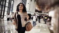 Yuni Shara tampil cantik dengan style bernuansa monokrom saat berada di bandara. Dia terlihat membawa Hermes Birkin 30 cm Gold Togo Harware yang harganya mencapai US$ 18.750 atau setara dengan Rp 258 juta. Foto: Instagram