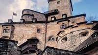 Menjadi salah satu kastil neo-gothic yang menyimpan mitos dan legenda, Orava Castle pernah menjadi tempat syuting film Nosferatu pada tahun 1922. Kastil ini pun makin populer di kalangan turis. (dyolten/Instagram)