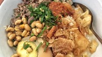 Sementara @handsculinary punya bubur ayam dari Batu Nunggal. Kali ini bubur dilengkapi dengan kedelai goreng dan cakue. Nyam! Foto: Instagram @handsculinary