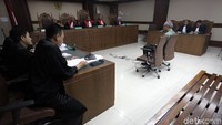 Bimanesh mendengarkan tuntutan yang dibacakan jaksa.