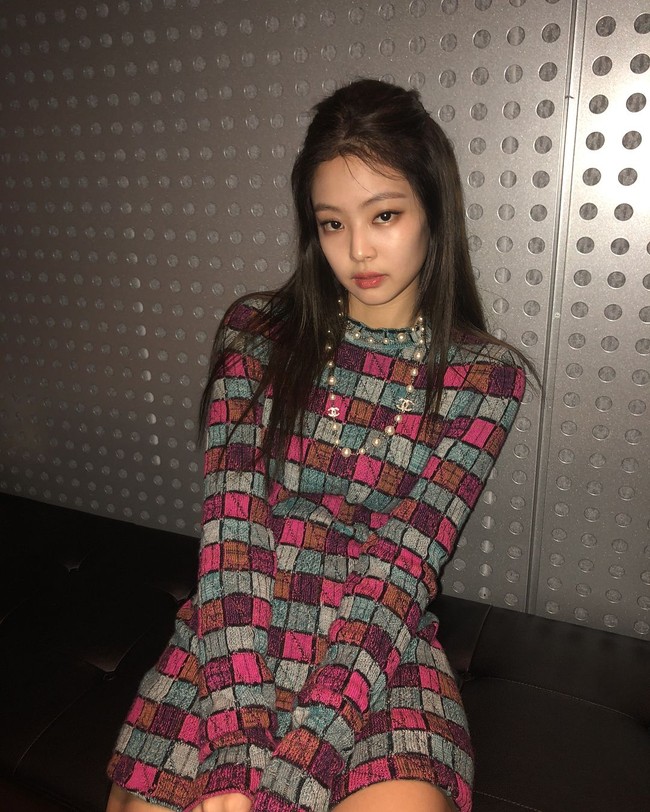 Jenny personel BLACKPINK dikenal sebagai salah satu idola wanita dengan garis bahu menawan. Ia disebut-sebut memiliki defini bahu 90 derajat yang sebenarnya. Jenny pun kerap memamerkan asetnya itu dengan memakai baju off-shoulder. Foto: Instagram/@jennierubyjane
