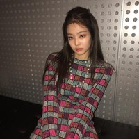 Jenny personel BLACKPINK dikenal sebagai salah satu idola wanita dengan garis bahu menawan. Ia disebut-sebut memiliki defini bahu 90 derajat yang sebenarnya. Jenny pun kerap memamerkan asetnya itu dengan memakai baju off-shoulder. Foto: Instagram/@jennierubyjane