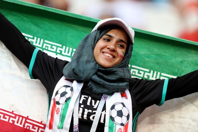 Supporter Iran berhijab ini tampil memakai jersey yang dipadukan dengan kaos panjang. Ia memakai pashmina berbahan viscose dan memadukannya dengan topi. Foto: Reuters