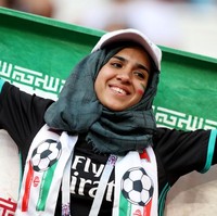 Supporter Iran berhijab ini tampil memakai jersey yang dipadukan dengan kaos panjang. Ia memakai pashmina berbahan viscose dan memadukannya dengan topi. Foto: Reuters