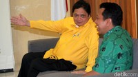 Romahurmuziy (Rommy) dan Airlangga Hartarto berbincang di ruang pertemuan DPP PPP.