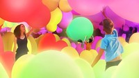 Namun tidak hanya digital, ada juga instalasi seni menarik yang terdiri dari sekumpulan balon warna-warni. Rasanya seperti jadi anak kecil lagi (@teamlab_borderless/Instagram)