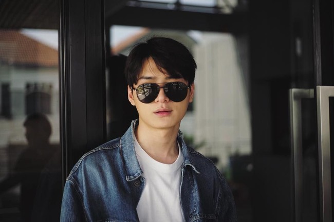 Ketampanan yang dimiliki Krist Perawat, aktor asal Thailand ini rupanya membuat banyak netizen jatuh cinta padanya. Foto: Instagram