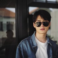 Ketampanan yang dimiliki Krist Perawat, aktor asal Thailand ini rupanya membuat banyak netizen jatuh cinta padanya. Foto: Instagram