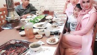 Lewat akun instagramnya, Tiara Dewi sering membagikan momen kulineran. Kalau yang ini saat ia dan keluarganya makan barbekyu di restoran Korea. Foto: instagram @tiaradewireal