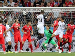 Video: Gol Bunuh Diri Lucu Kiper Swiss