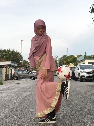 Hijabers Jago Banget Main Bola Pakai Gamis Jadi Viral