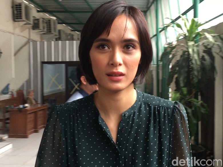 Tampilan Baru Renata Kusmanto Dampingi Fachri Albar Tampilan Baru Renata Kusmanto Dampingi Fachri Albar