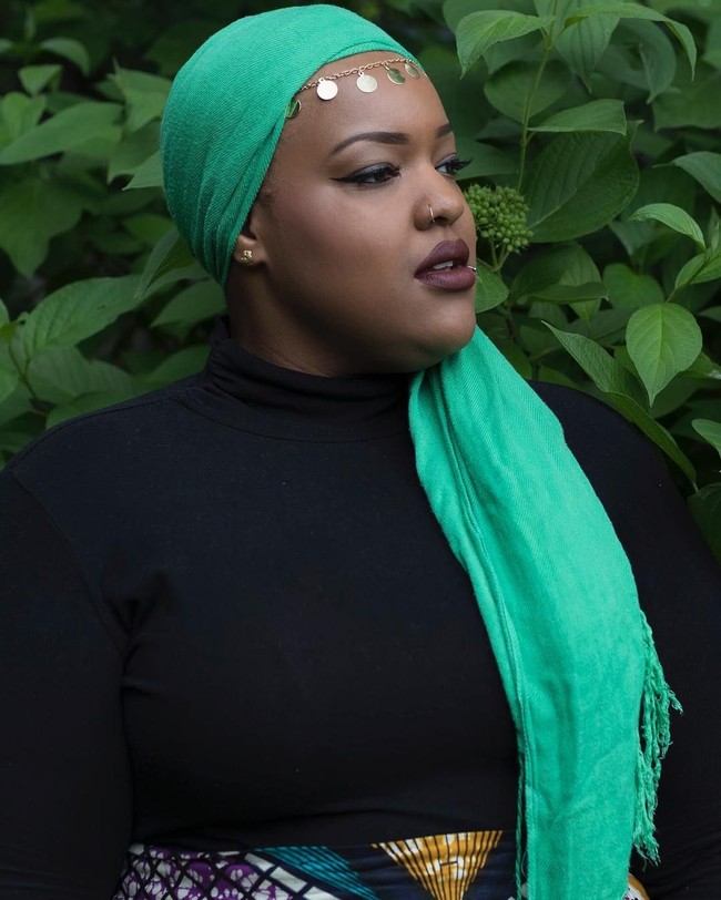 Meski berbadan tambun, Leah berani tampil mencolok. Ia sering tampil mengenakan busana berwarna terang dengan beragam motif. Foto: Instagram Leah V