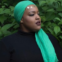 Meski berbadan tambun, Leah berani tampil mencolok. Ia sering tampil mengenakan busana berwarna terang dengan beragam motif. Foto: Instagram Leah V