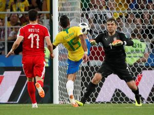 Paulinho Bawa Brasil Memimpin atas Serbia di Babak Pertama