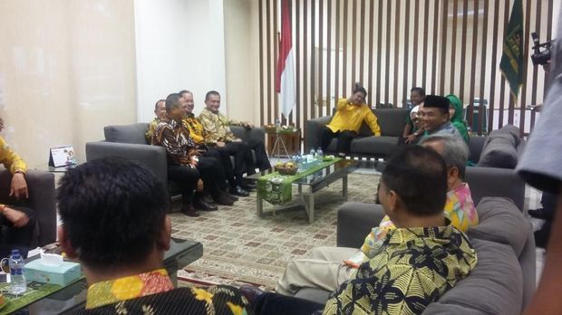 Airlangga Sambangi Rommy, Bahas Apa?