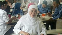 Penampilannya tidak jauh berbeda dengan saat ini, ya. Walau momen makan bersama pegawai Kementrian Sosial di kantin Salemba 28 ini terjadi dua tahun yang lalu. Foto: Instagram khofifah.ip
