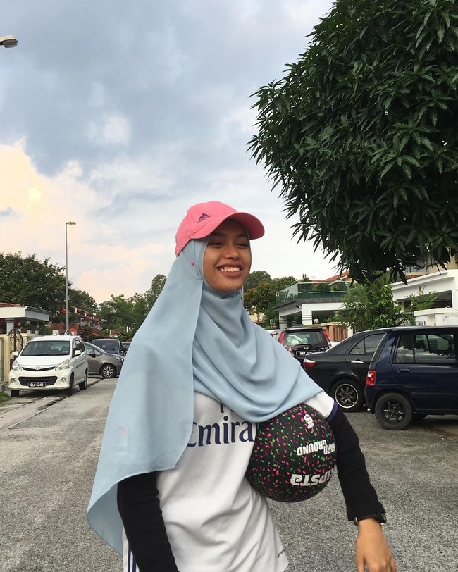 Wanita itu adalah Qhouirunnisa Endang Wahyudi, hijabers asal Malaysia yang masih remaka. Nisa rupanya menyukai free style street ball sejak dua tahun lalu. Foto: Instagram/Qhouirunnisa