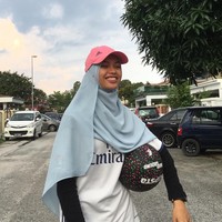 Wanita itu adalah Qhouirunnisa Endang Wahyudi, hijabers asal Malaysia yang masih remaka. Nisa rupanya menyukai free style street ball sejak dua tahun lalu. Foto: Instagram/Qhouirunnisa
