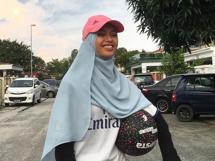 Nisa, hijabers asal Malaysia yang jago main bola. Foto: Instagram/Qhouirunnisa Nisa, hijabers asal Malaysia yang jago main bola. Foto: Instagram/Qhouirunnisa