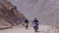 Di bawah kampanye Praise De Himalayan, dua pengendara berangkat dari Gurgaon melakukan perjalanan 10 hari penuh untuk sampai ke Khardung La. Mereka menempuh jarak 1.350 km dan melintasi Ambala, Jalandhar, Pathankot, Banihal, Ganderbal, Sonamarg, Srinagar, Bhimbat, Lamayuru dan Leh akhirnya mencapai tujuan mereka di Khardung La di India. Foto: Istimewa