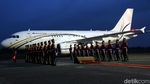 Jokowi Sambut Kedatangan Mahathir di Bandara Halim