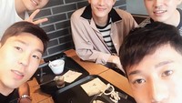 Bersama dengan teman-temannya. Timnas Korea Selatan, Lee Yong tampak sedang menikmati espresso yang bisa bikin mata melek. Foto: Instagram young_lee2
