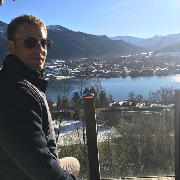 Bahkan sering juga kalau musim Bundesliga sedang libur, dia mengupload foto sembari menulis caption jika diartikan, selamat liburan untuk semua seperti di fotonya ini (manuelneuer/Instagram) Bahkan sering juga kalau musim Bundesliga sedang libur, dia mengupload foto sembari menulis caption jika diartikan, selamat liburan untuk semua seperti di fotonya ini (manuelneuer/Instagram)