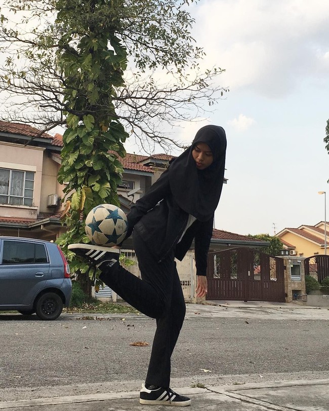 Meski berolahraga dengan gerakan rumit, Nisa tetap menutup auratnya dengan rapi. Penampilannya bermain bola memakai gamis hingga baju kurung menuai perhatian netizen. Foto: Instagram/Qhouirunnisa