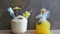 Untuk minuman juga tidak kalah menarik. Minuman disajikan di buah kelapa, dengan hiasan sedotan lucu, payung kecil, dan botol minuman. Ada juga minuman yang disediakan dalam kantong plastik. Foto: The Huntr