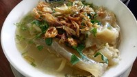 Mie Kocok dari area parkir BNI di Jl. Asia Afrika ini milik @donny_kianjaya benar-benar menggoda. Potongan kikilnya terlihat mulus dengan kuah beningnya. Kebayang ya gurih enaknya!Foto: Instagram @donny_kianjaya
