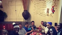 Steak dan kentang goreng, ditemani minuman bersoda jadi pilihan menu makan malam Hazard saat berkumpul bersama teman-temannya. Foto: Instagram @hazardeden_10 - Istimewa