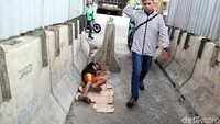 Mereka terpaksa bekerja sebagai pengemis, pemulung dan tukang parkir untuk memenuhi kebutuhan keluarganya.