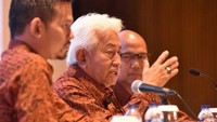 Direktur Utama PT Samudera Indonesia Tbk Masli Mulia berbincang-bincang dengan Direktur Pengelola PT Samudera Indonesia Tbk Bani M. Mulia dan Direktur Independen PT Samudera Indonesia Tbk Ridwan Hamid usai RUPS dan paparan publik PT Samudera Indonesia Tbk, di Jakarta Kamis (28/6). Foto: dok. Samudera Indonesia